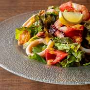 魚介をたっぷりと使用。
さっぱりとした檸檬のドレッシングが食欲をそそります♬