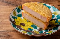 食べ応えアリの分厚いハムをスパイシーな大阪名物ヘルメスソースで！