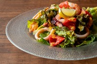 魚介をたっぷりと使用。
さっぱりとした檸檬のドレッシングが食欲をそそります♬