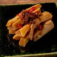 知る人ぞ知る、VOLTAの旨辛メンマ。燻製チーズと食べるラー油が効いてます。