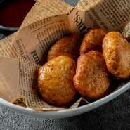 カリっと揚げたナゲットに酒がススミマス。