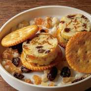 シェリー酒にたっぷり漬け込んだドライフルールをふんだんに使用。
ワインにぴったしのおつまみです。