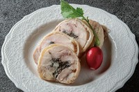 しっとりとした食感の鶏もも肉に、トリュフソースを包みました。