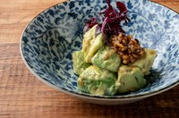 山形名物のお味噌『あけがらし』は激旨調味料です。みんな大好きマヨネーズと、これまたみんな大好きなアボカドを和えて。
