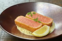 レアで揚げたサーモンをたっぷりのタルタルソースでどうぞ。