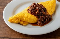 牛肉、豚肉、トマトを使ったソース。
肉肉しいソースとの相性が抜群のオムレツです。