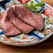 お肉の部位は超希少部位『シキンボ』。風味と香り豊かな有馬山椒ソースがアクセント。