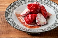 季節のフルーツをマスカルポーネチーズを加えて白和えに。