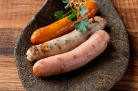 スタンダード、チョリソー、ハーブの三種類。炭火で焼き上げ、外はパリッ、中はジューシーなソーセージです。