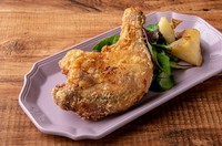 パリッと衣の中身はジューシーなもも肉。丸ごと一本揚げる食べ応えの一品。