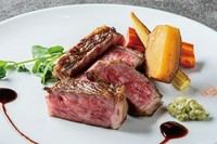 人気は『牛・豚・鶏 三種のお肉盛り合わせ 各100g』です！
そのほか、牛ヒレや北海道 サフォークラム(羊)など、バラエティ豊かにご用意しております！