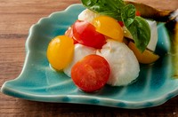 とまと＆水牛モッツァレラ、バジルをオリーヴオイルで和えたイタリアンの王道前菜。