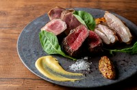 VOLTAの看板商品。牛・豚・鶏の3種炭火焼です。