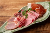 ハムの塩味でお酒が進みます。二軒目にもうってつけです！