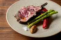 仔羊のお肉をごろっごろに使用した、贅沢な春巻きです。