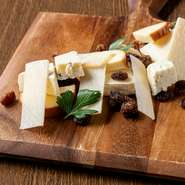 カマンベールやスモークチーズなど、シェフが厳選したチーズを盛り合わせで。