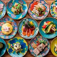 料理人が創意工夫してお作りしたメニュー。彩り豊かなお料理たちは、味が美味しいのはもちろん、器や盛り付け試行錯誤しております。おウチでは食べられないお料理の数々を、是非当店でお召し上がり下さいませ。