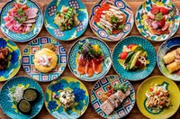 料理人が創意工夫してお作りしたメニュー。彩り豊かなお料理たちは、味が美味しいのはもちろん、器や盛り付け試行錯誤しております。おウチでは食べられないお料理の数々を、是非当店でお召し上がり下さいませ。