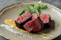 赤身で程よくサシ(脂)の入ったお肉を、炭火でじっくりロゼ色に焼き上げます。