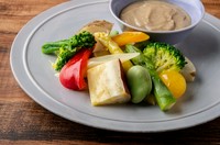 自家ファームで育てた旬のお野菜を、にんにくとアンチョビ、オリーヴオイルの熱々ソースで。