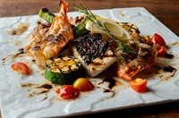 イカやホタテ旬のお野菜などを香ばしく、炭火焼きにした盛り合わせとなっております。
魚介好きにはたまらない逸品です。