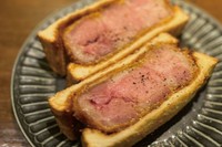 48時間煮込んでとろっとろになった豚肉を、
パンで挟みました！！