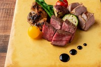 『おウチでは食べられないお料理 第二弾！！』牛、豚、鶏の三種類のお肉を少しずつ。