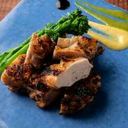 柔らかくジューシーで高たんぱく低脂肪の桜島鶏。炭の高温で皮面をパリッと焼き上げてご提供致します。