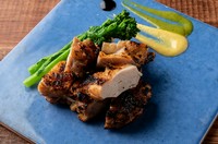 柔らかくジューシーで高たんぱく低脂肪の桜島鶏。炭の高温で皮面をパリッと焼き上げてご提供致します。