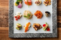 『みんな好きやん！』なお料理を集めた前菜の盛り合わせです。みんなでワイワイ話しながら、お酒を飲み交わし、酒の肴をつまむ。そんなほっこりするような酒場を目指して頑張っております！