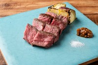 赤身で程よくサシ(脂)の入ったお肉を、炭火でじっくりロゼ色に焼き上げます。