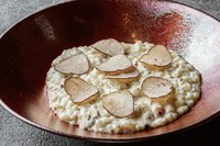 トリュフを贅沢に使用したリゾット。
クリームをふんだんに使用し、コクと旨味がお口いっぱいに広がります♬