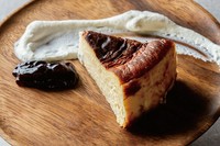 濃厚なバスクチーズケーキ。デザートワインとご一緒に。