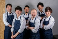 「なぜこのお料理にはこの食材を使うのか？」「洋を感じるようなお料理にも必ず和の食材を入れる」等、盛付けや器だけにこだわるのでなく、プロのコックチームとしてお料理の理(ことわり)を大切にしております。