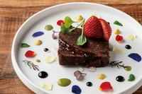 バスクチーズケーキ、チョコテリーヌ、ブリュレの3品を使ったデザートの盛り合わせ。