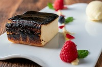 濃厚なバスクチーズケーキ。デザートワインとご一緒に。