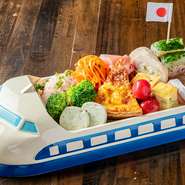 ひと皿でいろいろ楽しめるウレシイ一品。お子様ランチ風で見た目も楽しい♪童心に返りながら飲むお酒は最高