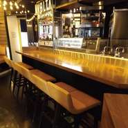 炭火焼が目の前で仕上がる瞬間や盛り付けなど、シェフの仕事を目の前で見られる特等席♪
ライブ感のある空間で会話が弾む楽しい時間をお楽しみいただけます。
料理に興味のある方にはこちらのお席がお薦めです♪