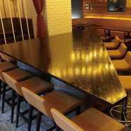 通常は2名様や4～5名様でお使い頂く事が多いお席ですが、11～15名様でぐるりと囲んで頂く使い方も可能です。少々狭くなりますが、詰めて座れば16名様までご利用いただけます。
普段は中央にオブジェを置いておりますが、団体様でお使い頂く際は写真のような状態にさせて頂きます。