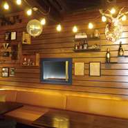 店内奥に位置するテーブルスペースの壁には、様々なオブジェを装飾。海外のお店の雰囲気もあり、ソファ後ろの間接照明でいい感じに照らされています。