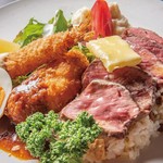 ガッツリビフテキ(ビーフステーキ)を！お供のエビフライ、カニクリームコロッケ、ピラフは昼から嬉しいヒトサラ。