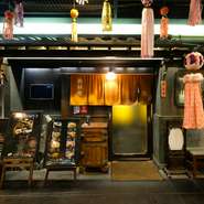 店内の内装は昭和初期をコンセプトとしていて、昭和の冷蔵庫をオブジェとして展示するなど昭和レトロな雰囲気。そのレトロな雰囲気を求めて外国人のお客さんも多く足を運んでいます。