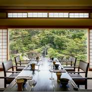 日本庭園の中央に落ちる滝の正面【聿庵の間】お祝事向き