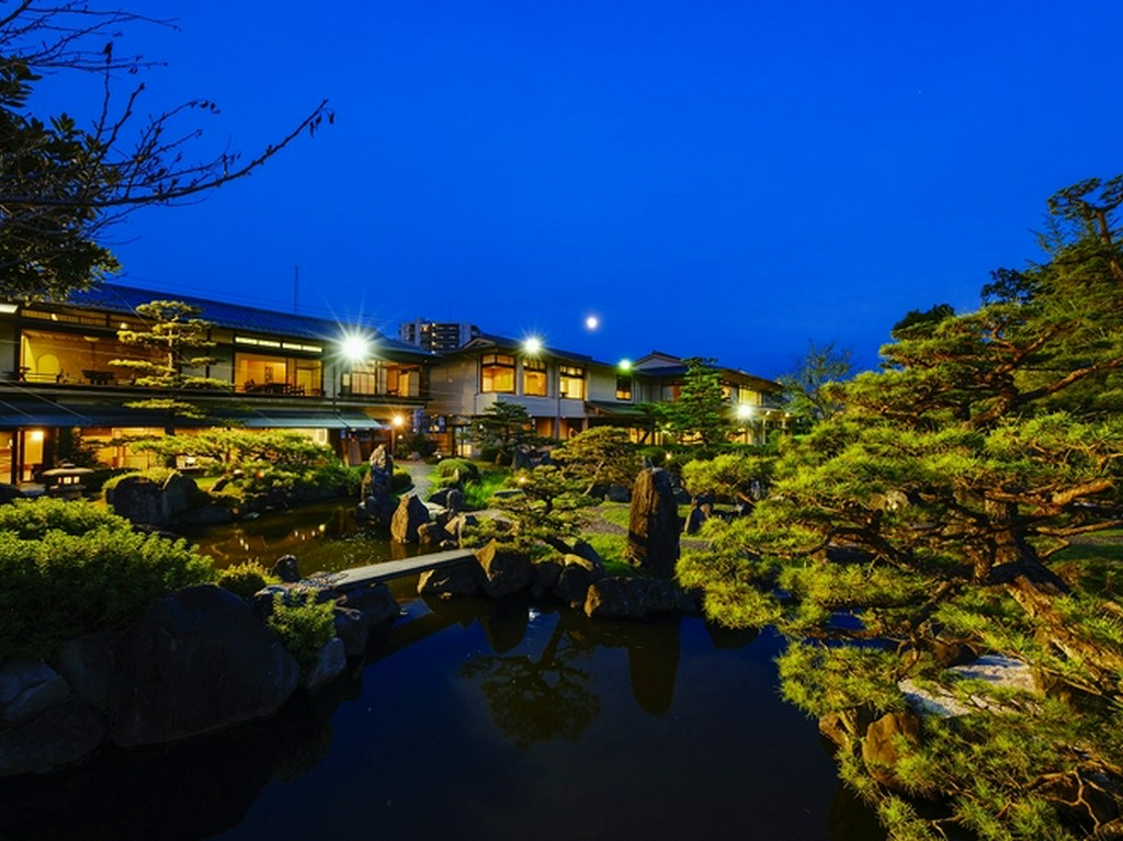 美しい庭園を眺めながら、旬の食材を使った懐石料理でおもてなし