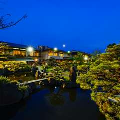 美しい庭園を眺めながら、旬の食材を使った懐石料理でおもてなし