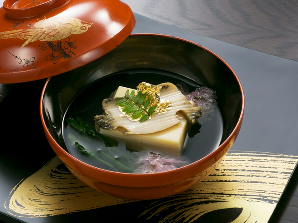 旬の食材をふんだんに使用。贅沢な懐石料理を味わう