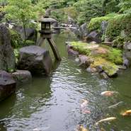 美しい日本庭園を一望できる個室を完備。居心地がよく、心穏やかな時間が過ごせます。自然を感じながらいただく季節感たっぷりの日本料理は格別です。