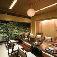 人数に応じた個室が多数用意されているので、デートや会食、宴会など、さまざまなシーンで利用可能です。周りを気にすることなく、ゆっくりくつろぎながら親しい人とのひとときも、特別な時間になります。