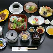 庭園を眺めながらの宴会場にて半べえのお昼ごはんを開催しております　
◆平日昼11：30～14：30（13：30LO）
●巴　ともえ　　　※要予約