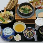 庭園を眺めながらの宴会場にて半べえのお昼ごはんを開催しております　
◆平日昼11：30～14：30（13：30LO）
●鯛めし天ぷらご膳
